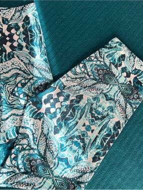 LuLaRoe Teal, White & Black Patterned Leggings